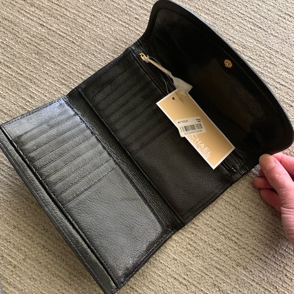 Michael Kors Handbags - Michael Kors bi-fold wallet